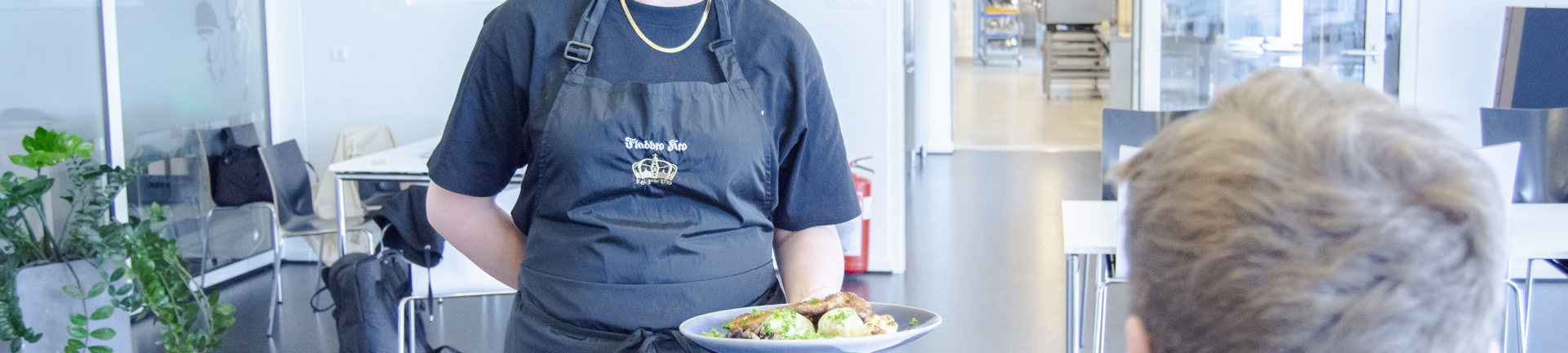 Tjener serverer