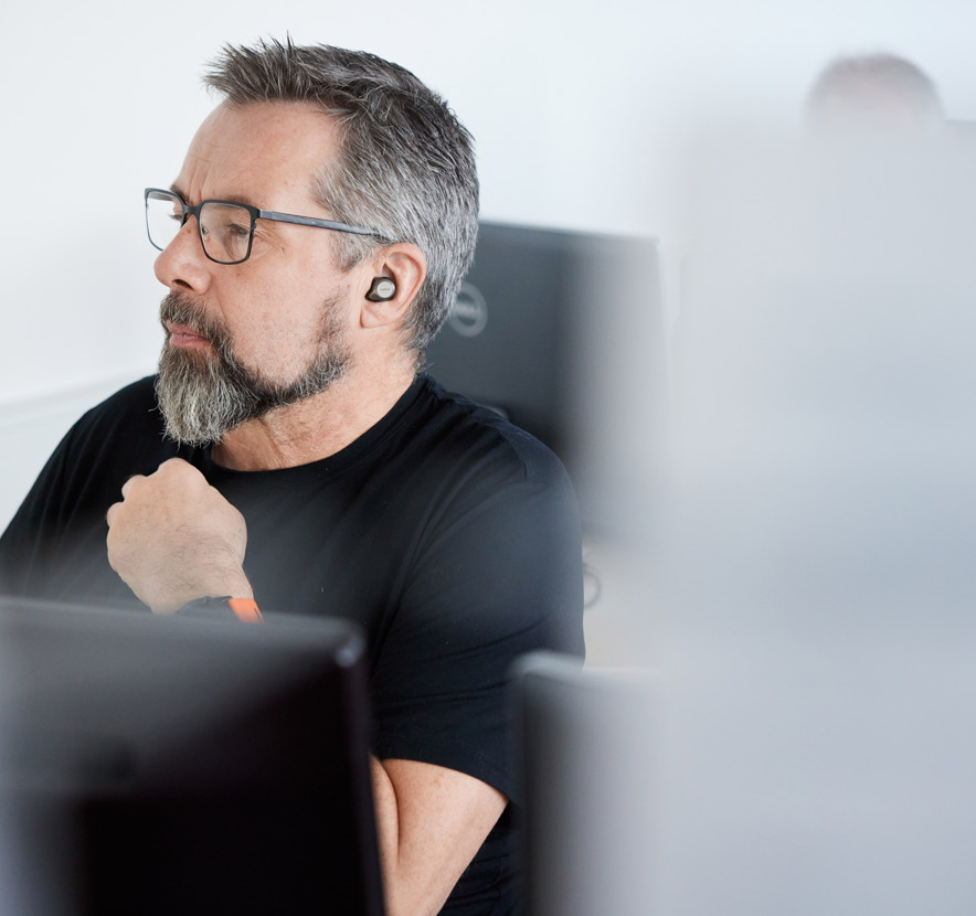 kursist ved computer med IT undervisning