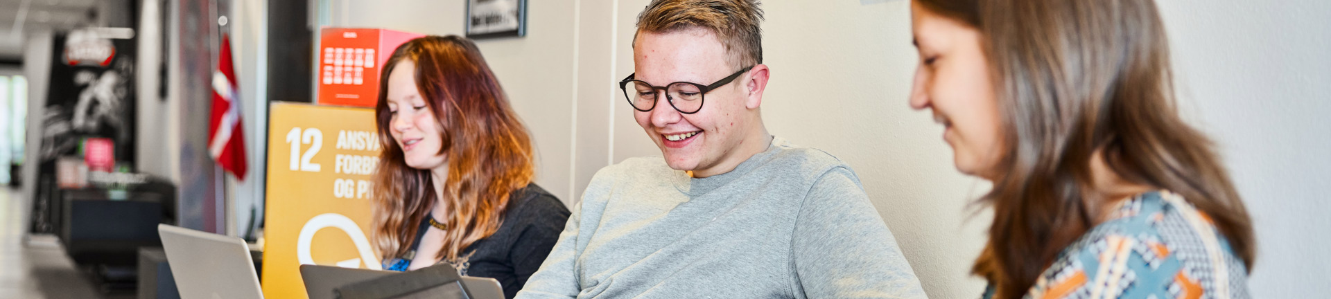 Kursister i gruppearbejde på salg og detail