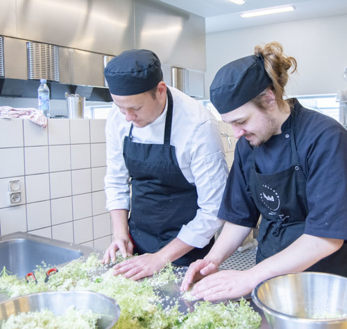 Kursister arbejder i køkken