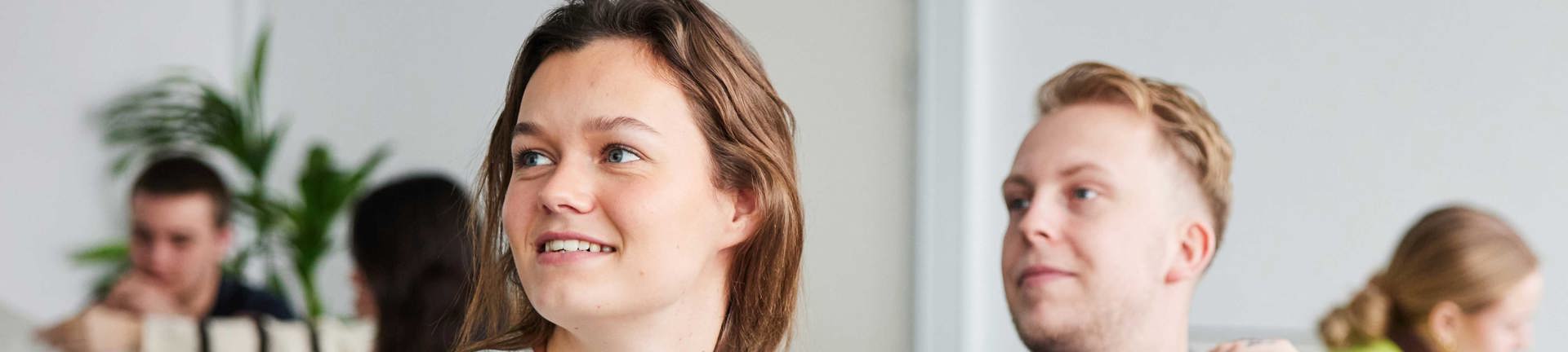 Kursister lytter til underviser