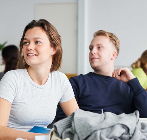 Kursister lytter til underviser