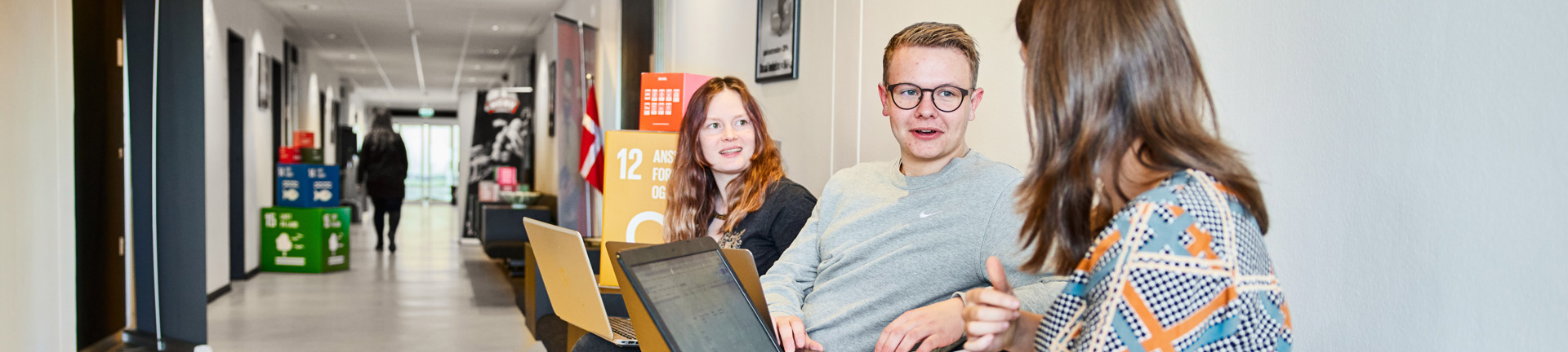 Kursister i samtale på salg og detail