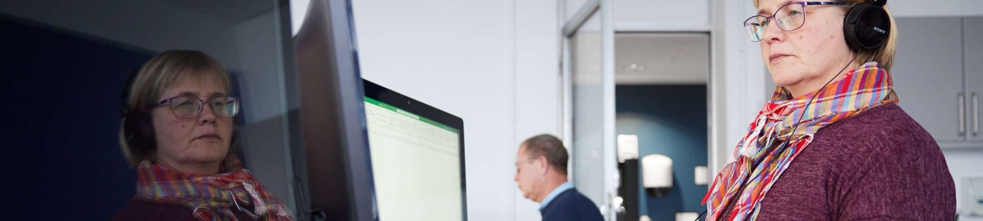Kursister arbejder med IT