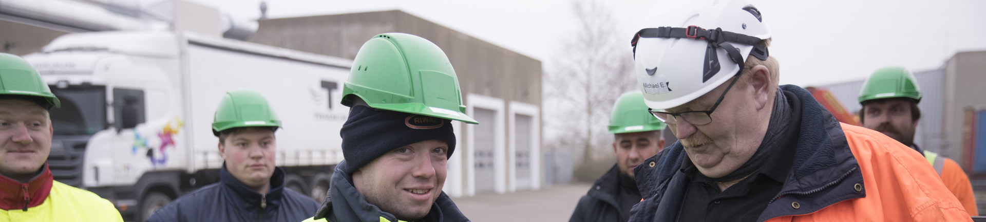 Medarbejdere ved Tradium lastbil