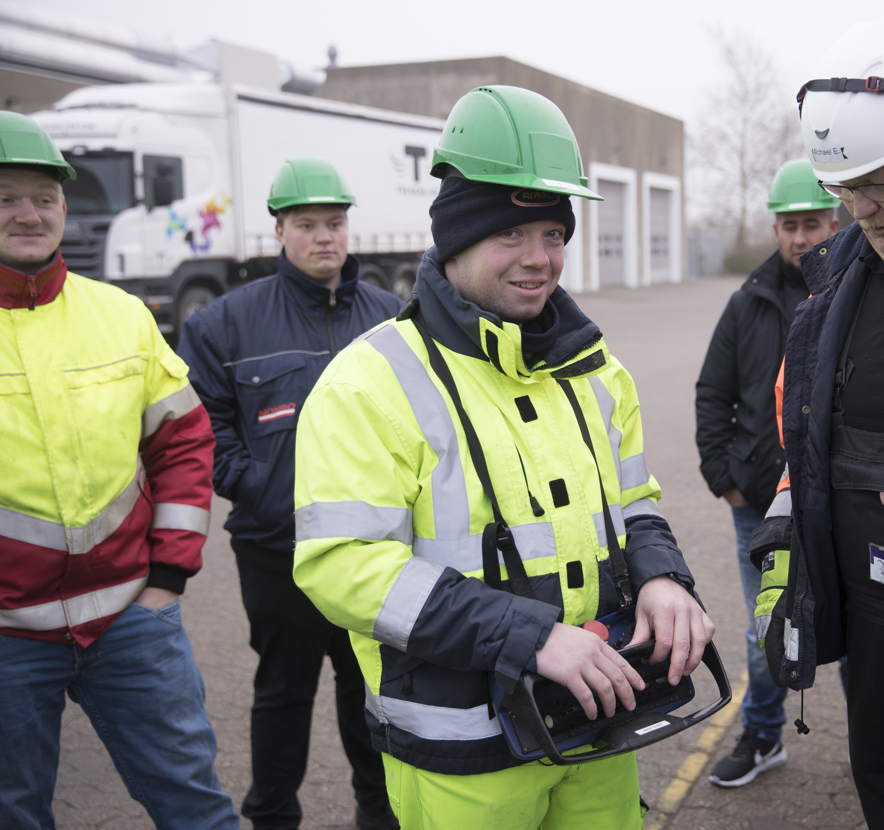 Medarbejdere ved Tradium lastbil