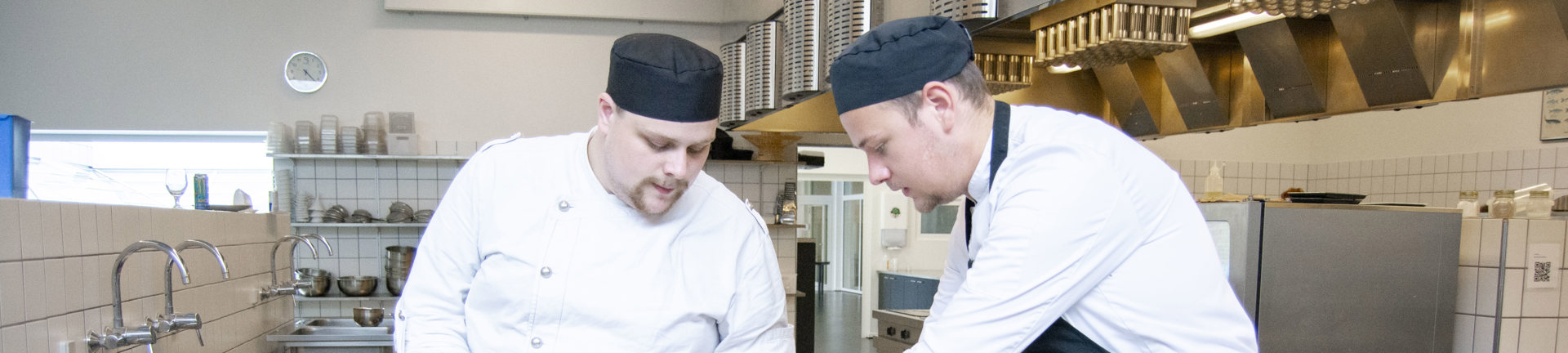 Kursister på hotel, køkken og restaurant