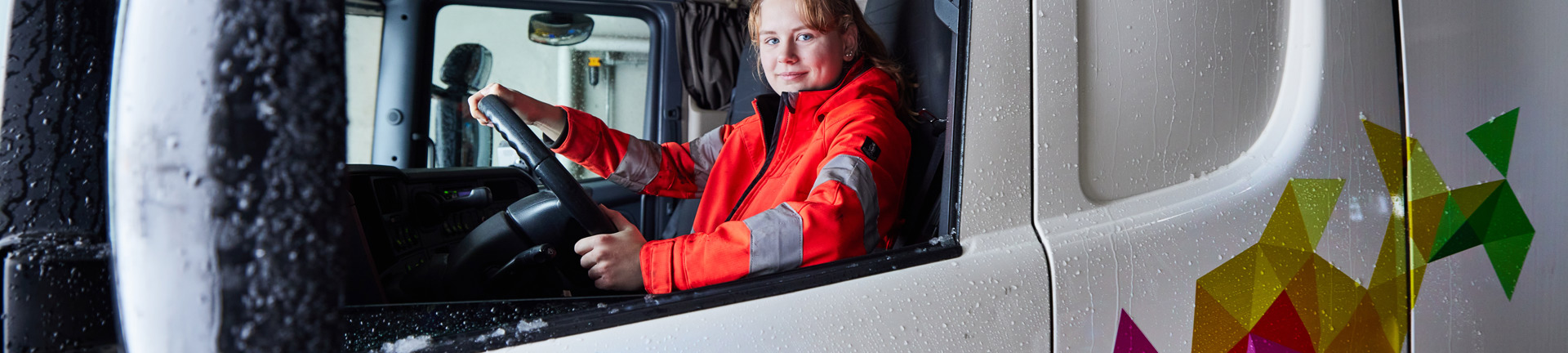 Kvinde i førerhus på lastbil