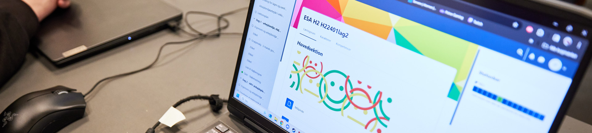 Computer på arbejdsbord
