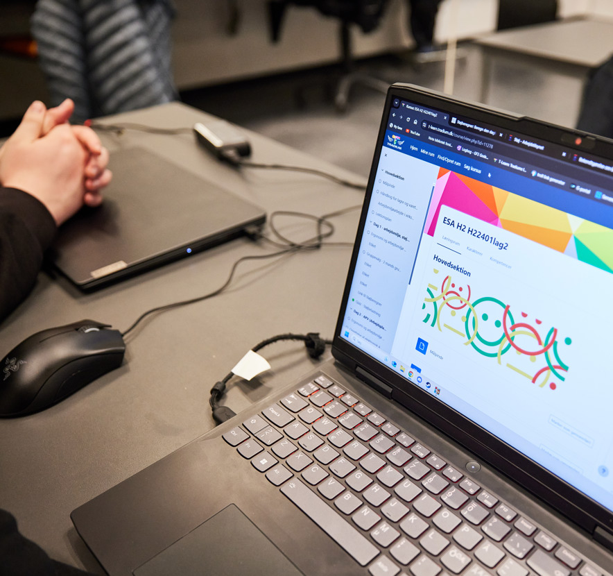 Computer på arbejdsbord