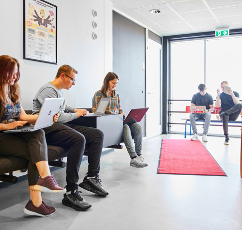 Studerende i arbejde på gangen