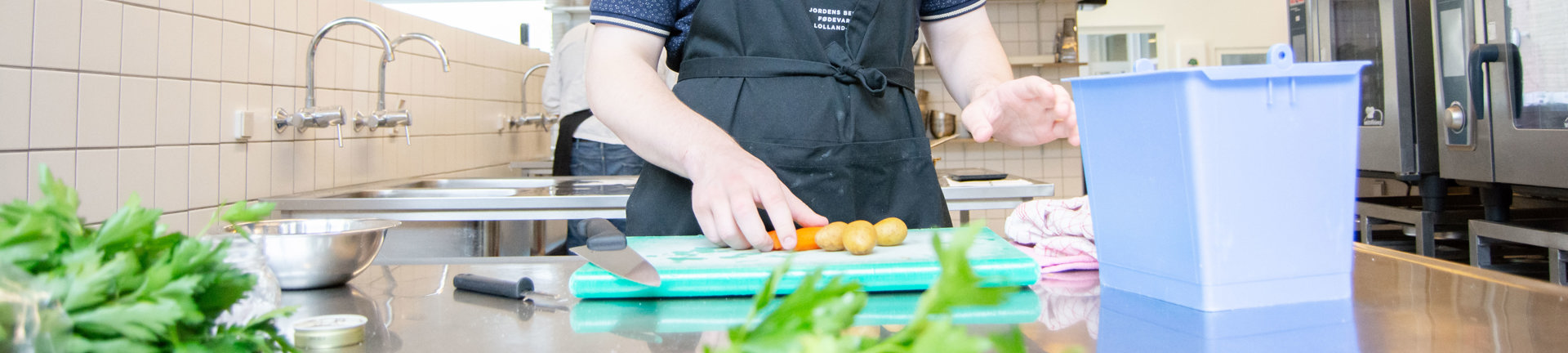 Grøntsager skæres op - hotel, køkken og restaurant